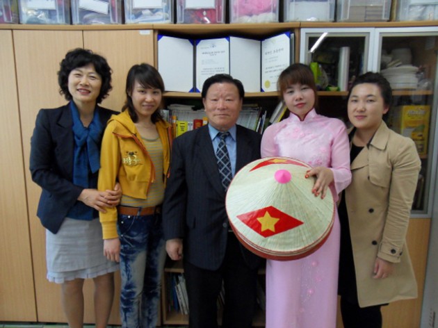 s-남내마을_베트남_전통의상_등_기증1.jpg s-남내마을_베트남_전통의상_등_기증1.jpg