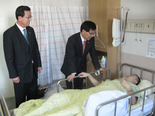 s-정기방_부군수_부상경찰_위문.jpg s-정기방_부군수_부상경찰_위문.jpg