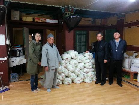 운흥사_불우이웃돕기_성품전달.jpg 운흥사_불우이웃돕기_성품전달.jpg