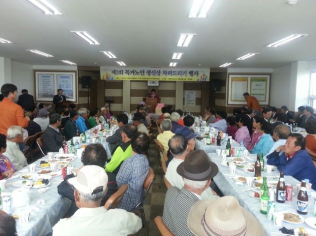 크기변환_거류면,_제3회_독거노인_생신상_차려드리기_행사1.jpg 크기변환_거류면,_제3회_독거노인_생신상_차려드리기_행사1.jpg