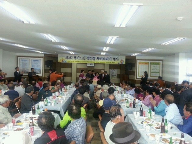 크기변환_거류면,_제3회_독거노인_생신상_차려드리기_행사2.jpg 크기변환_거류면,_제3회_독거노인_생신상_차려드리기_행사2.jpg