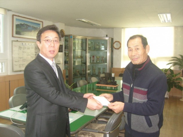 크기변환_거류면_이장협의회_성금_기탁.jpg 크기변환_거류면_이장협의회_성금_기탁.jpg