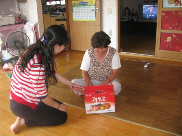 크기변환_고성읍‘영생건강원’,_이웃돕기_성품_기탁.jpg 크기변환_고성읍‘영생건강원’,_이웃돕기_성품_기탁.jpg